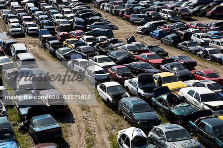 600-03075815em-old-cars-linedup-in-auto-