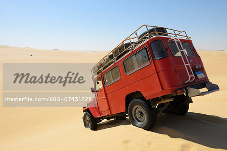 Four Wheel Drive Car in Desert, Matruh, Great Sand Sea, Libyan Desert, Sahara Desert, Egypt, North Africa, Africa