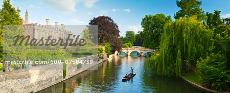 Cambridge city centre, the River Cam and university buildings, Cambridge, England.