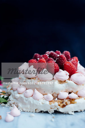 Meringue with raspberries
