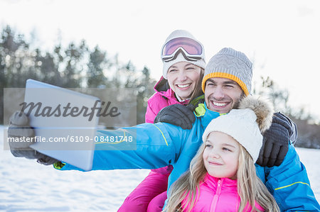 Familie taking selfie on a beautiful snowy day