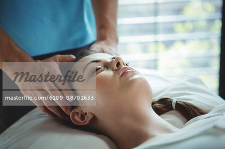 https://image1.masterfile.com/getImage/6109-08701633em-male-physiotherapist-giving-head-massage-to-female-patient-in-clinic.jpg