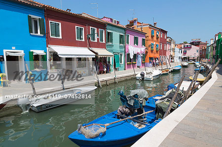 Canal lined with traditional colourful houses in Burano, Venice, UNESCO World Heritage Site, Veneto, Italy, Europe