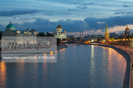 River Moskva and the Cathedral of Christ the Redeemer and the Kremlin at night, Moscow, Russia, Europe