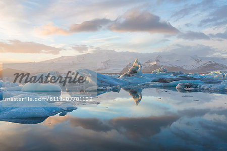 Winter sunset over Jokulsarlon, a glacial lagoon at the head of the Breidamerkurjokull Glacier on the edge of the Vatnajokull National Park, South Iceland, Iceland, Polar Regions