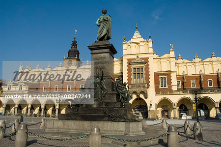 Statue of the romantic poet Mickiewicz in front of The Cloth Hall (Sukiennice), Main Market Square (Rynek Glowny), Old Town District (Stare Miasto), Krakow (Cracow), UNESCO World Heritage Site, Poland, Europe