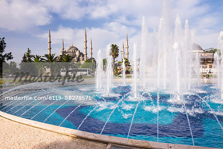 Blue Mosque (Sultan Ahmed Mosque) (Sultan Ahmet Camii) and fountain in Sultanahmet Park, Istanbul, Turkey, Europe