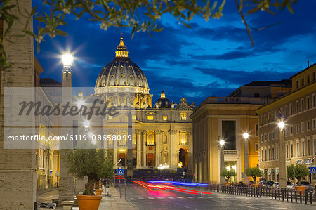 St. Peters and Piazza San Pietro at dusk, Vatican City, UNESCO World Heritage Site, Rome, Lazio, Italy, Europe