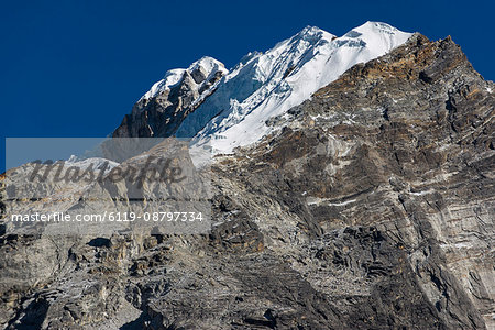 Climbers make their way to the summit of Lobuche, a 6119m peak in the Khumbu (Everest) Region, Nepal, Himalayas, Asia