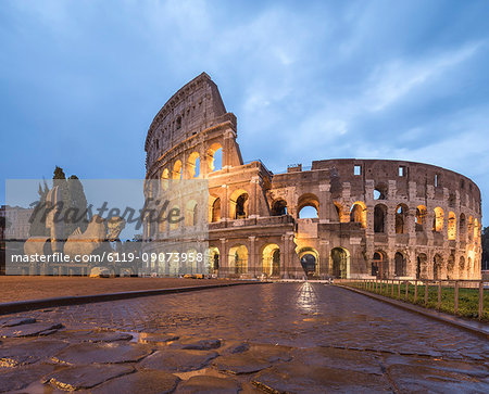 Dusk lights on the Colosseum (Flavian Amphitheatre), UNESCO World Heritage Site, Rome, Lazio, Italy, Europe