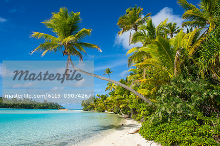 White sand bank in the turquoise waters of the Aitutaki lagoon, Rarotonga and the Cook Islands, South Pacific, Pacific White sand bank in the turquoise waters of the Aitutaki lagoon, Rarotonga and the Cook Islands, South Pacific, Pacific