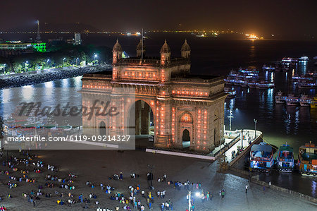 The Gateway of India, monument commemorating the landing of King George V and Queen Mary in 1911, Mumbai, Maharashtra, India, Asia