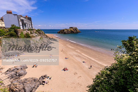 Castle Beach and St. Catherine's Island, on a sunny day in summer, Tenby, Pembrokeshire, Wales, United Kingdom, Europe