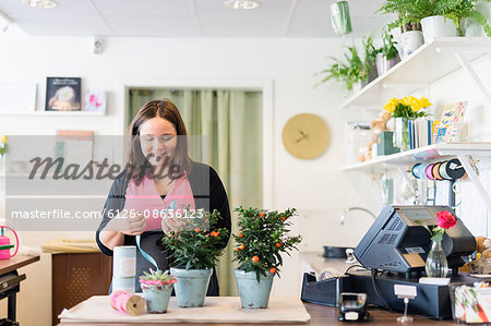 Sweden, Vastmanland, Florist working in shop