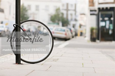 Single bicycle wheel secured to lamp post