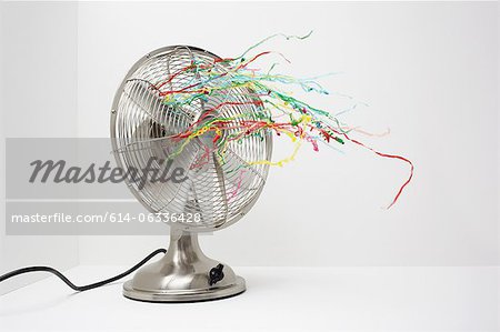 Electric fan with streamers