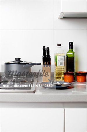 Gas hob with saucepan