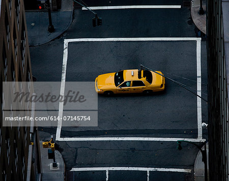 Yellow cab in middle of crossroad, New York, New York State, USA