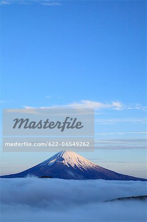 Sea of ??clouds and morning glow at Mount Fuji