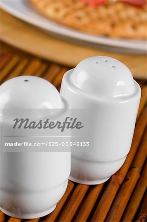 https://image1.masterfile.com/getImage/625-00849133em-closeup-of-a-salt-shaker-and-a-pepper-shaker-stock-photo.jpg