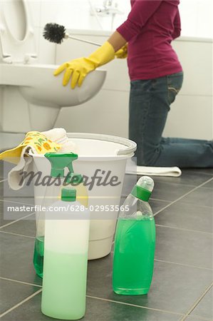 https://image1.masterfile.com/getImage/628-02953565em-woman-cleaning-toilet-stock-photo.jpg