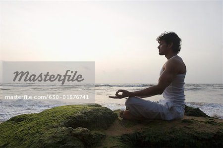 Side view of man practicing warrior 1 pose yoga with hands clasped over  head at beach, copy space. fitness and healthy lifestyle. — workout,  Stretching - Stock Photo | #523053402