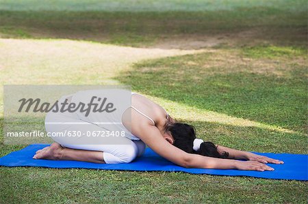Easy Yoga Asanas for Kids: Develop a Healthy Mind and a Healthy Body  Through Yoga