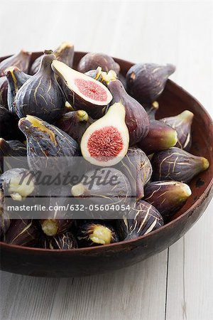 Ripe figs in bowl