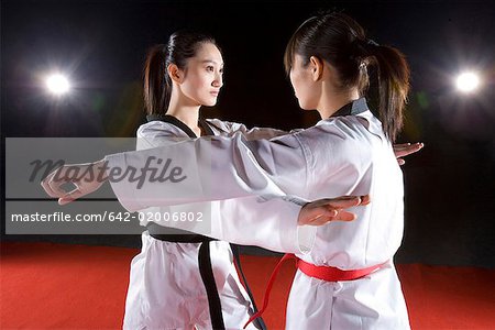 two female judoka