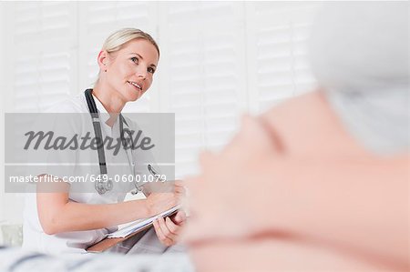 Doctor talking to pregnant woman