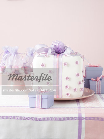 Celebration cake in the shape of a gift Celebration cake in the shape of a gift