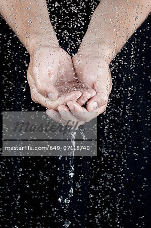 Cupped hands holding water with droplets - Stock Photo - Masterfile -  Premium Royalty-Free, Code: 649-07118740