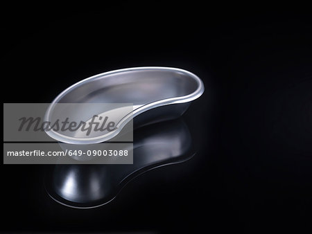Kidney shaped surgical bowl