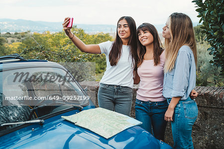 Friends taking selfie in countryside, Florence, Toscana, Italy