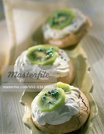 Small kiwi Pavlovas