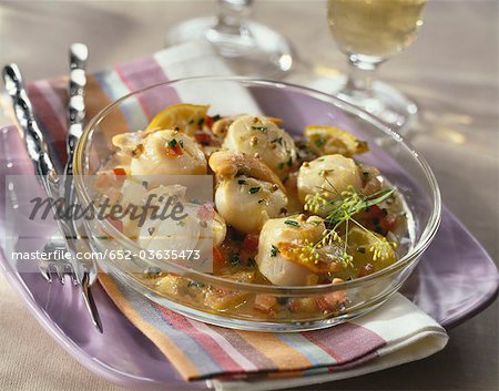 Pan-fried scallops in white wine with lime and tomatoes