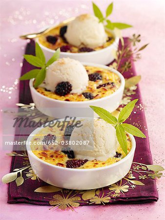 Blackberries au gratin with verbana ice cream