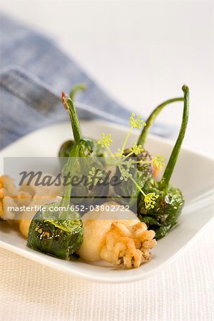 Deep-fried squid with green peppers