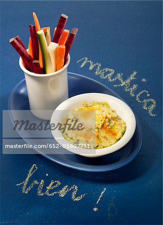 Broccoli guacamole dip with raw vegetables