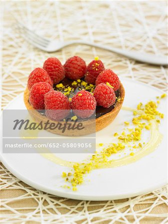 Chocolate-raspberry tartlet with crushed pistachios
