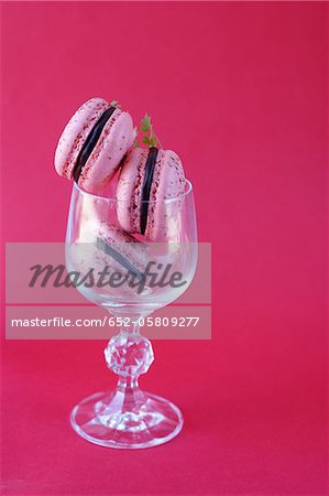 Rose-flavored and licorice macaroons