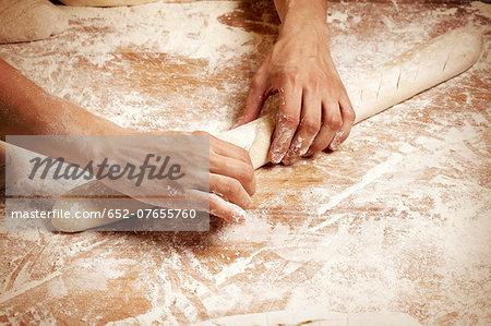 Marking regular lines on the baguette with a razor blade