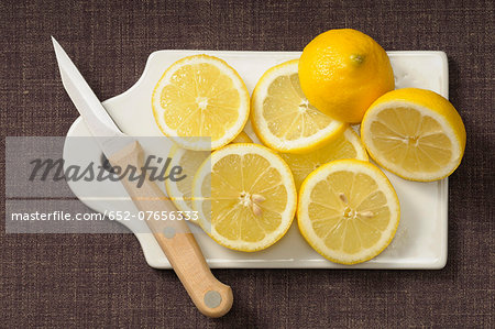 Slicing lemons