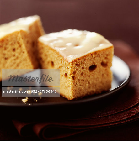 Cubes of cinnamon and white chocolate cake