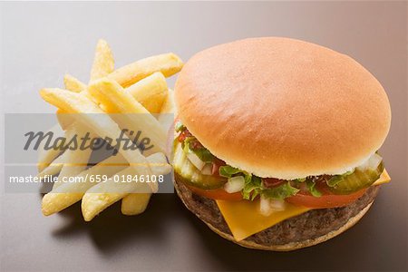 Cheeseburger with chips