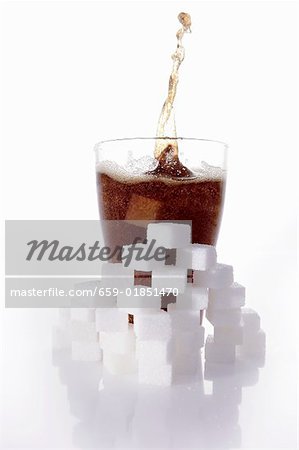 Cola & sugar cubes (picture symbolising high sugar content)