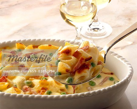 Baked tortellini in creamy cheese sauce