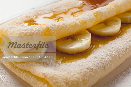 Crêpes with bananas and maple syrup