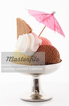 Ice cream sundae (Neapolitan style) with cream