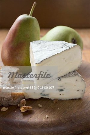 Blue cheese (Bresse bleu, France) pears, bread